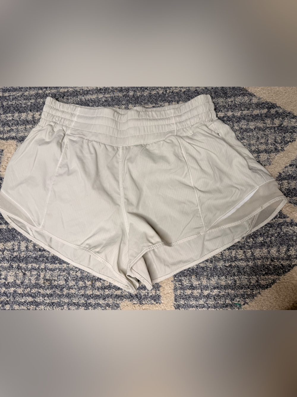 EUC lululemon athletica White hotty hots 2.5 inch Women's Athletic Shorts